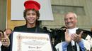 Valentino Rossi saat menerima gelar kehormatan dari Universitas Urbino, Italia. (31/5/2005). (AFP/Tiziana Fabi)