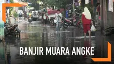 Banjir masih melanda kawasan Muara Angke. Kerusakan pompa pintu air diduga menjadi penyebab belum surutnya banjir.