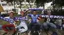 Kelompok suporter Aremania dan Bobotoh bersatu dengan damai saat mendukung timnya berlaga pada final Torabika Bhayangkara Cup 2016 di Stadion Utama Gelora Bung Karno, Jakarta, Minggu (3/4/2016). (Bola.com/Nicklas Hanoatubun)