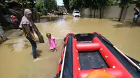 Banjir merendam kawasan Bukit Duri, Jakarta Selatan, Kamis (16/2/2017). (Liputan6.com/Helmi Affandi)