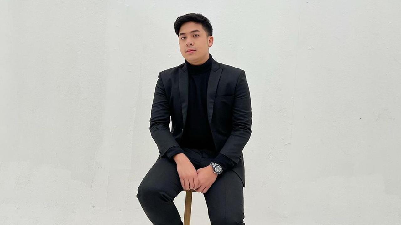 FOTO: Gaya Jerome Polin saat Memakai Setelan Jas, Banjir Pujian