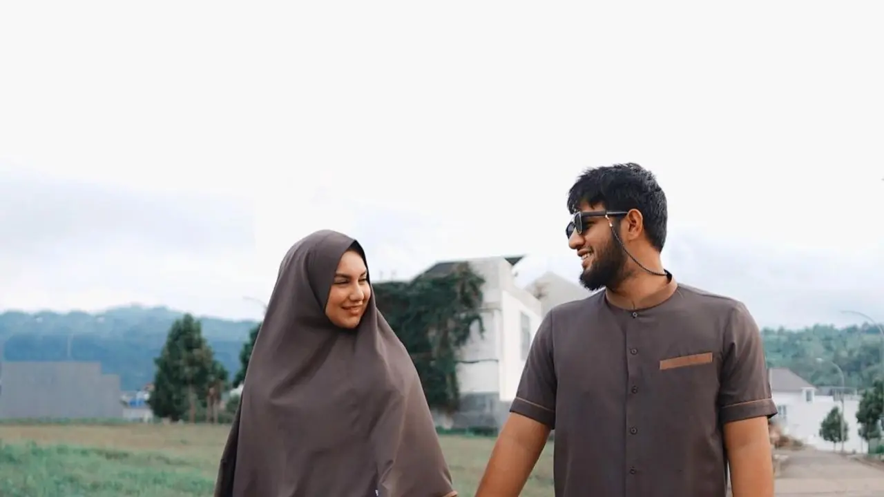 FOTO: Potret Irish Bella dan Ammar Zoni Pakai Baju Couple, Tampil Kompak