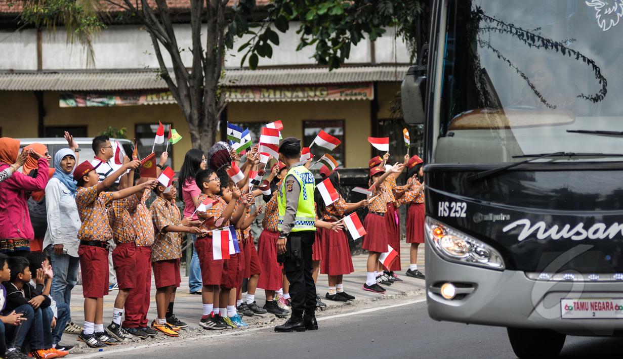Ratusan pelajar dan warga menyabut kedatangan Para kepala Negara dan delegasi dari Asia dan Afrika mengikuti 'Historical Walk' dalam rangkaian Peringatan KAA ke-60, di Jalan Asia Afrika, Bandung, Jumat (24/4/2015). (Liputan6.com/Faizal Fanani)