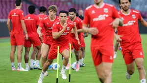 Joey Pelupessy (tengah) dan sejumlah pemain Timnas Indonesia melakukan latihan resmi menjelang laga FIFA Matchday melawan Oman di Stadion Utama Gelora Bung Karno (SUGBK), Senayan, Jakarta, Kamis (04/06/2026) WIB. (Bola.com/Bagaskara Lazuardi)
