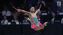 Pesenam Indonesia, Wahyu Putri saat laga nomor gada penyisihan senam ritmik putri Asian Games 2018 di JIEXPO Kemayoran, Jakarta, Senin (27/8). Wahyu Putri hanya mampu mengumpulkan 34,200 poin. (Liputan6.com/Helmi Fithriansyah)