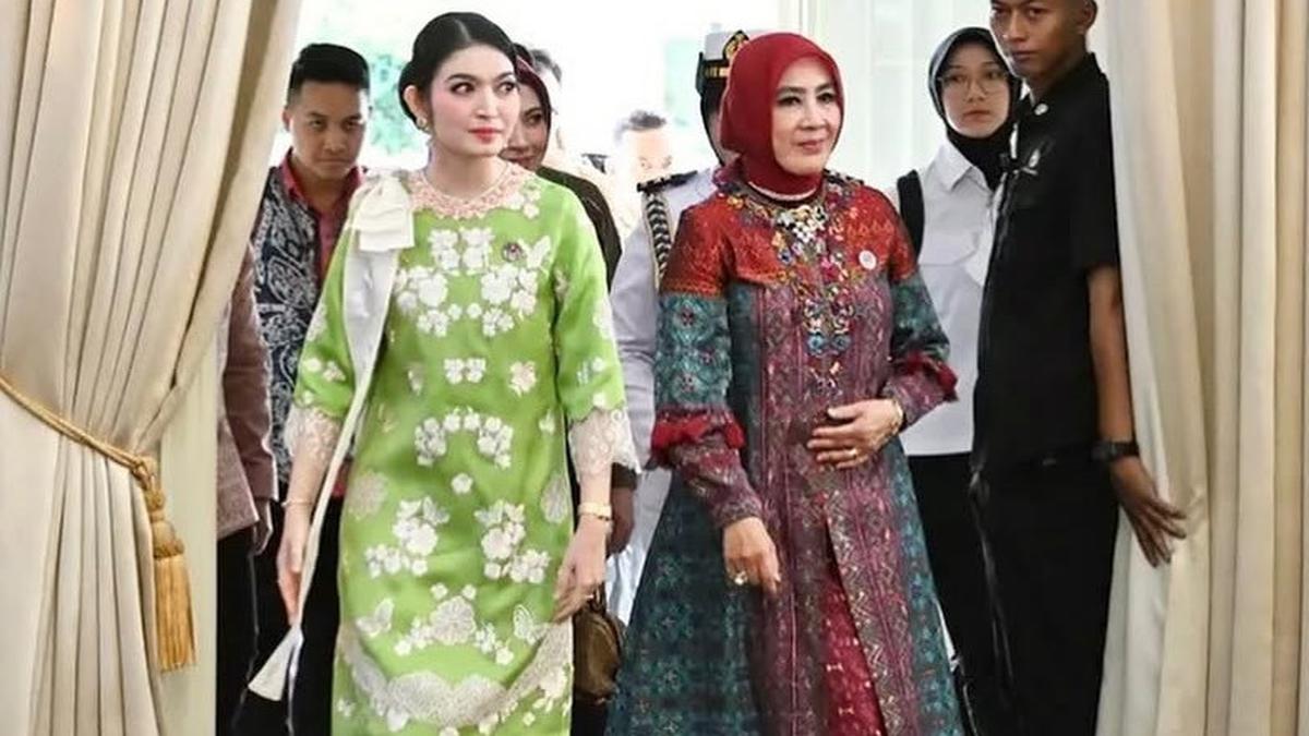 Gaya Selvi Ananda Padukan Selendang Model Pita dengan Kebaya Kurung saat Pelantikan Dekranasda, Bisa Jadi Tren
