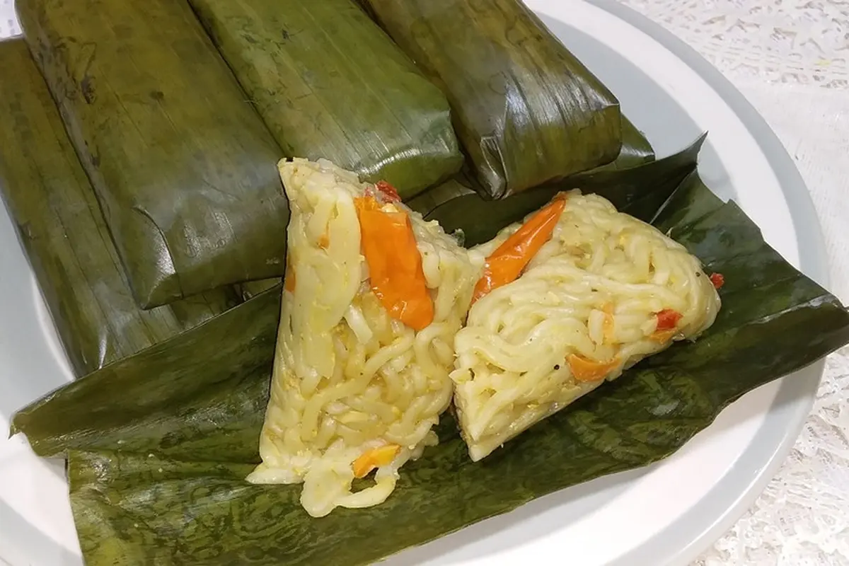 mie lontong bungkus daun pisang