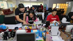 Co-Founder of ShopBack Joel Leong berdiskusi dengan salah satu karyawan di kantor baru ShopBack, Wisma 77, Jakarta Barat, Rabu (21/8/2019). Kantor tersebut akan mendukung strategi ShopBack untuk membangun fitur-fitur cashback rewards dan pencariaan kupon belanja. (Liputan6.com/HO/Vinda)