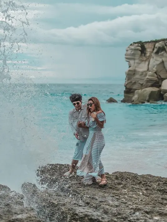 Hampir satu tahun bertunangan, Atta dan Aurel akhirnya akan menikah pada 21 Maret 2021 nanti. Kabar bahagia tersebut diungkap Atta lewat unggahan di akun Instagramnya.  (instagram/attahalilintar)