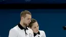 Ganda campuran curling asal Rusia, Anastasia Bryzgalova dan Aleksandr Krushelnitckii selama Olimpiade Musim Dingin Pyeongchang 2018, Kamis (8/2). Bryzgalova sendiri sudah menikah dengan Krushelnitckii pada pada Juni 2017 silam. (AP/Natacha Pisarenko)