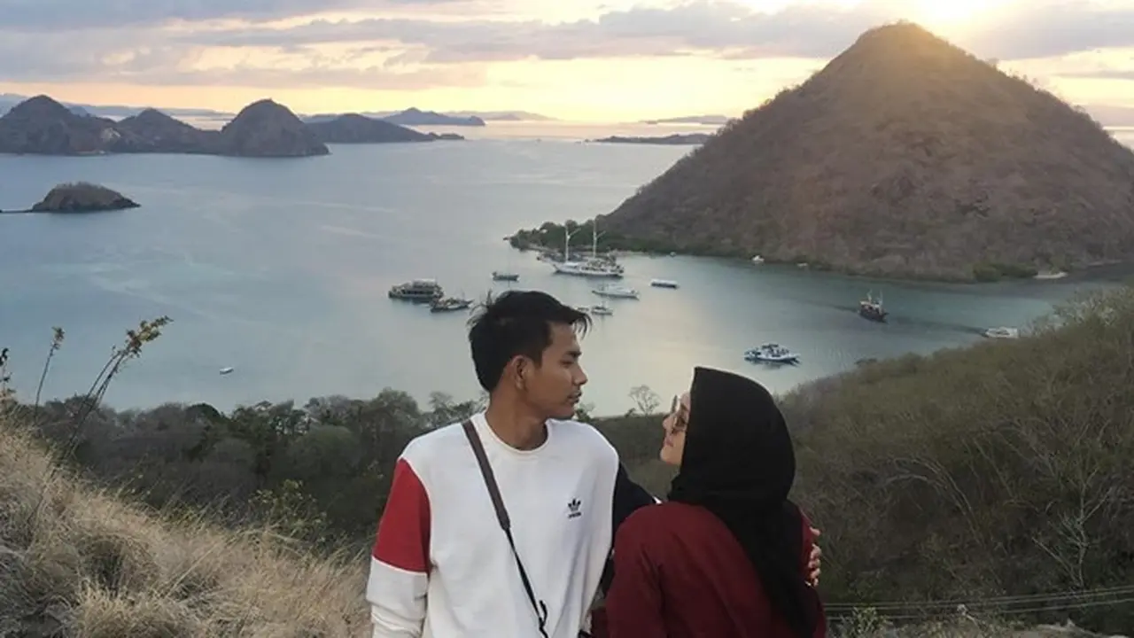 6 Potret Bulan Madu Angga Putra 'Anak Langit' dan Hafna Alliya di Labuan Bajo, Romantis