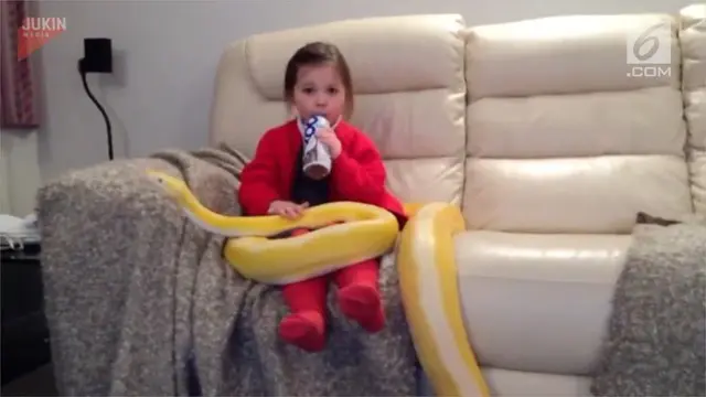 Bocah perempuan ini memiliki peliharaan unik, ia mempunyai ular piton di dalam rumahnya