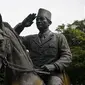 Patung Presiden ke-1 RI Soekarno terpajang di Gedung Kementerian Pertahanan, Jakarta, Minggu (6/6/2021). Presiden ke-5 RI Megawati Soekarnoputri dan Menteri Pertahanan Prabowo Subianto meresmikan patung Soekarno atau Bung Karno di Gedung Kementerian Pertahanan. (Liputan6.com/Faizal Fanani)