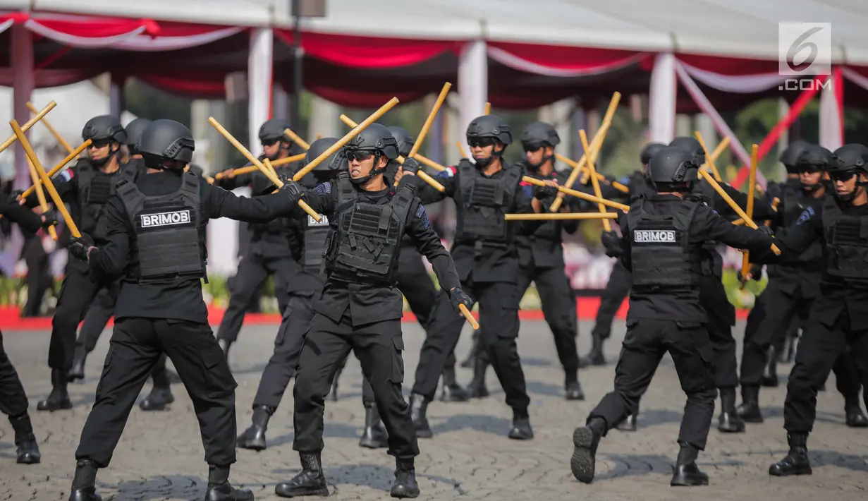 Atraksi bela diri Eskrima Brimob dalam HUT ke-73 Bhayangkara di Monas, Jakarta, Rabu (10/7/2019). HUT ke-73 Bhayangkara ini bertemakan ‘Dengan Semangat Promoter, Pengabdian Polri untuk Masyarakat, Bangsa dan Negara. (Liputan6.com/Faizal Fanani)