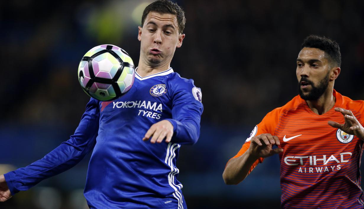 Eden Hazard (kiri) menjadi penentu kemenangan Chelsea dengan dua golnya ke gawang Manchester City pada lanjutan Premier League di Stamford Bridge stadium (5/4/2017). Chelsea menang 2-1. (AP/Alastair Grant)