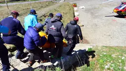 Petugas menggotong jasad kakek 85 tahun, Min Bahadur Sherchan, yang tewas saat mendaki Gunung Everest, Minggu (7/5). Pria asal Nepal tersebut diketahui ingin memecahkan rekor sebagai pendaki tertua di puncak tertinggi di dunia itu. (PRAKASH MATHEMA/AFP)