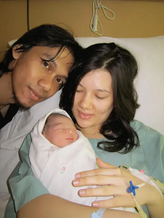 Potret kebahagiaan pasangan ini ketika dikaruniai seorang anak yang diberinama Pitu. (Instagram/sarahcandra)