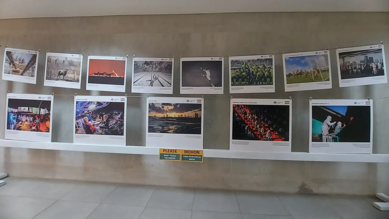 Beberapa hasil foto jurnalistik yang dipajang di perpustakaan Jakarta (Liputan6.com/ Linda Sapira)
