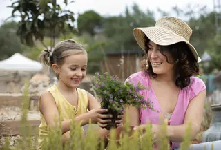 Mengajak anak berkebun adalah langkah awal yang sederhana namun sangat bermakna. (Foto/dok: Freepik)