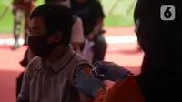 Warga disuntik vaksin COVID-19 gratis di Stadion Gelora Bung Karno (GBK), Jakarta, Sabtu (26/6/2021). Vaksinasi ditargetkan dapat dilakukan kepada sekitar 8.000 hingga 10.000 peserta per hari. (merdeka.com/Imam Buhori)
