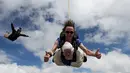 Nenek buyut, Irene O’Shea terjun payung di langit Australia Selatan, 9 Desember 2018. Nenek 102 tahun itu diyakini sebagai penerjun payung tertua di dunia setelah terjun dari ketinggian 4.300 meter. (Bryce SELLICK, Matt TEAGER/SA Skydiving/AFP)