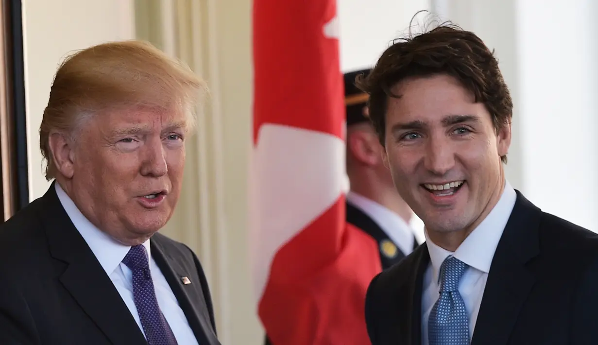 Presiden Amerika Serikat (AS), Donald Trump menyambut kedatangan PM Kanada, Justin Trudeau di Gedung Putih, Washington, Senin (13/2). Tiba di Gedung Putih, sang PM Kanada langsung disambut oleh Trump dengan salam yang hangat. (MANDEL NGAN/AFP)