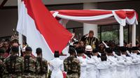 Kepala Otoritas Ibu Kota Nusantara, Basuki Hadimuljono saat memimpin upacara pengibaran bendera nasional selama upacara peringatan HUT ke-80 Kemerdekaan Indonesia di Plaza Upacara di Ibu Kota Nusantara, Kalimantan Timur, pada 17 Agustus 2025. (Yasuyoshi CHIBA/AFP)