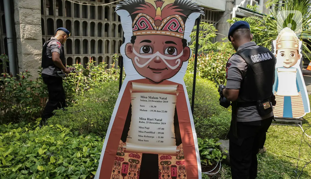 Tim Gegana Polda Metro Jaya menyisir area di Gereja Katedral, Jakarta, Selasa (24/12/2019). Penyisiran dilakukan untuk memastikan keamanan serta membuat jemaat kusyuk beribadah saat misa Natal pada pukul 17.00 WIB, 20.00 WIB, dan 22.00 WIB. (Liputan6.com/Faizal Fanani)
