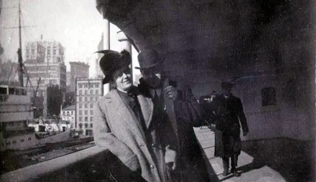 Foto Alexander Oskar Holverson dan istrinya. Pengusaha itu meninggal dalam malapetaka Titanic, tapi istrinya selemat. (Sumber Henry Aldridge and Son)