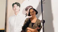 Putri Marino foto bareng dengan poster besar Gong Yoo. (Foto: Instagram/ putrimarino)