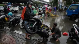Sejumlah kendaran mengalami mogok usai memaksakan melintas air banjir di jalan Gunung Sahari menuju Ancol, Jakarta, Selasa (21/2). Hujan deras sejak malam tadi, membuat sejumlah wilayah Jakarta tergenang air banjir. (Liputan6.com/Faizal Fanani)