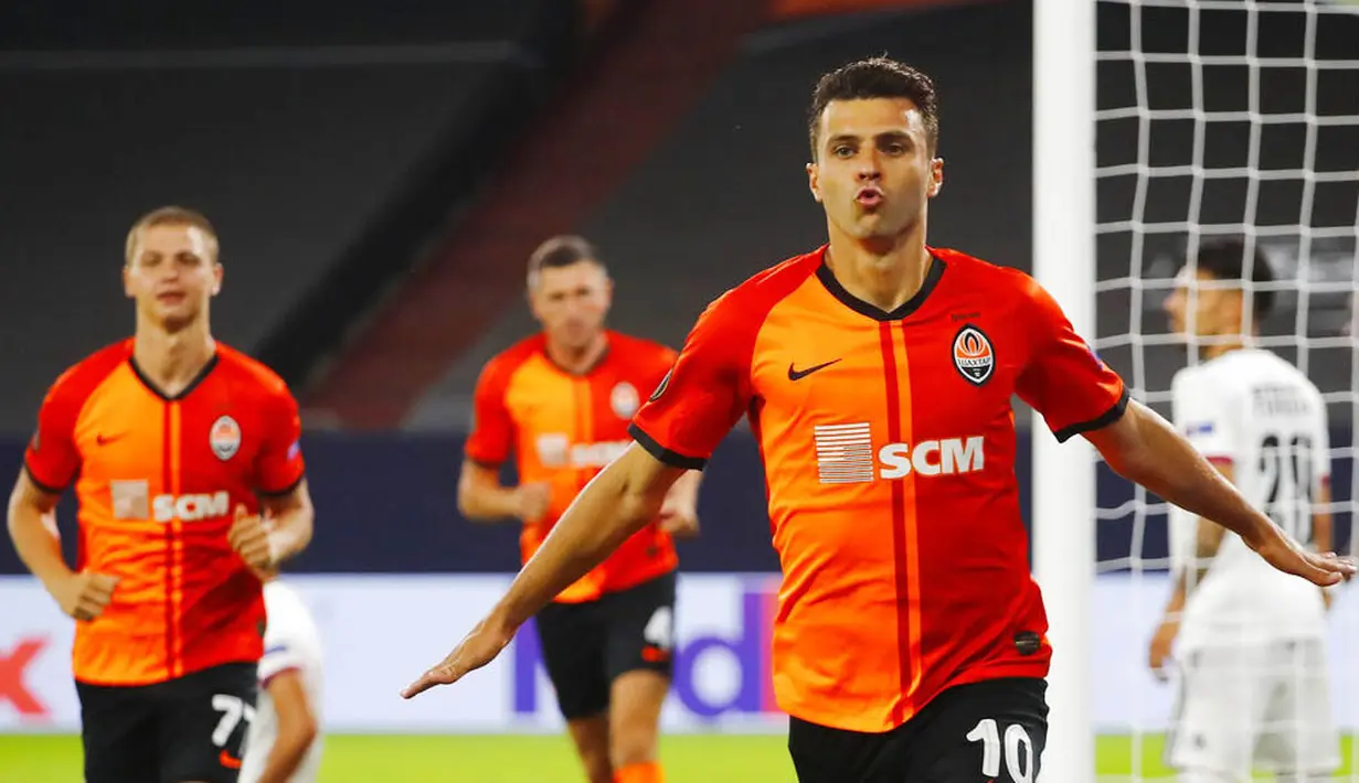 Pemain FC Shakhtar Donetsk, Junior Moraes, merayakan gol yang dicetak ke gawang FC Basel pada perempat final di Veltins Arena, Selasa (11/8/2020). Shakhtar Donetsk menang dengan skor 4-1. (Wolgang Rattay/Pool Photo via AP)