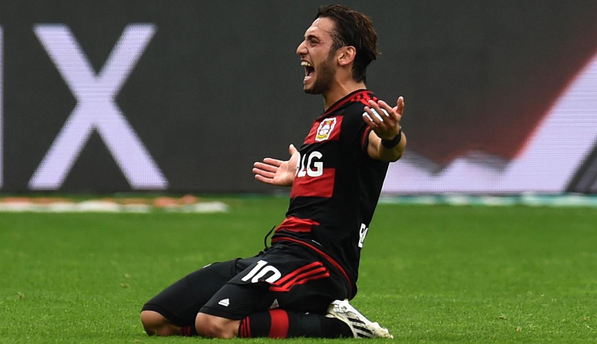 Gelandang Bayer Leverkusen, Hakan Calhanoglu, resmi berseragam AC Milan. I Rossoneri menggelontorkan dana 20 juta euro (Rp 304,20 miliar) untuk menggaet gelandang yang dikenal sebagai raja tendangan bebas dari Bundes liga. (EPA/Rolf Vennenbernd)