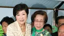 Yuriko Koike mendapat bunga saat merayakan kemenangannya sebagai Gubernur Tokyo, Jepang, Minggu (31/7). Yuriko terpilih menjadi wanita pertama yang memimpin ibukota Jepang. (AFP PHOTO / Jiji Press)