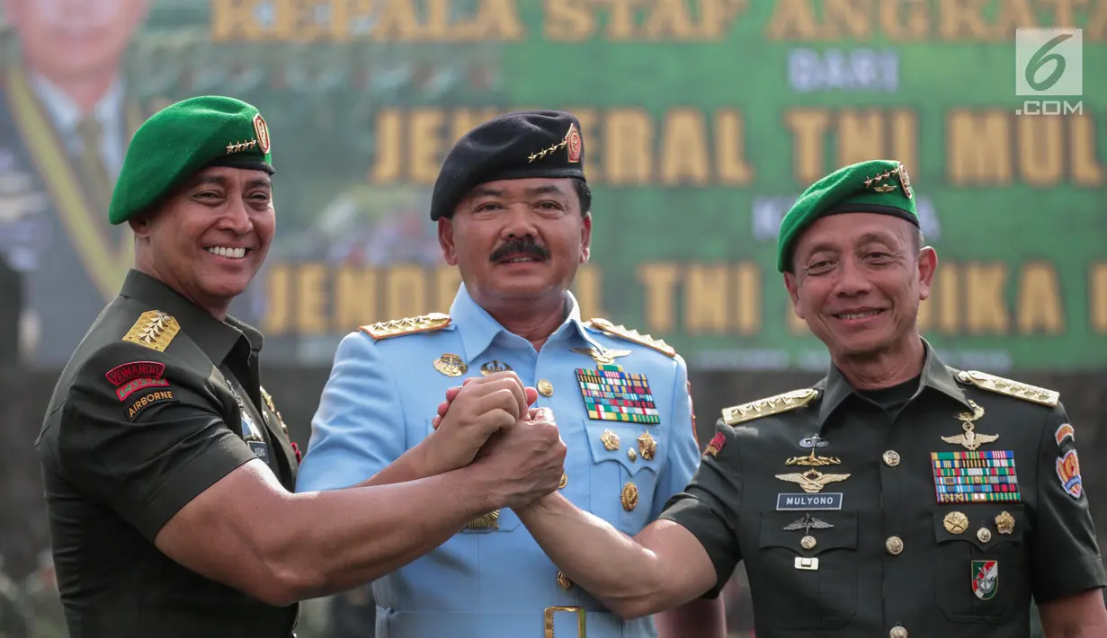 (Dari kiri) Pejabat baru KSAD Jenderal Andika Perkasa dan Panglima TNI Marsekal Hadi Tjahjanto bersama pejabat lama KSAD Jenderal Mulyono bersalam komando seusai  serah terima jabatan di Mabes TNI AD, Jakarta, Kamis (29/11). (Liputan6.com/Faizal Fanani)