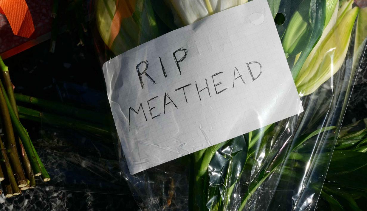 Keduanya ditemukan meninggal dunia dalam insiden yang saat ini sedang diselidiki otoritas setempat sebagai kasus pembunuhan. Tampak dalam foto, sebuah tanda tulisan tangan terlihat di antara bunga-bunga yang diletakkan di bintang Hollywood Walk of Fame milik aktor sekaligus sutradara Amerika Serikat, Rob Reiner, di Los Angeles, California, pada Senin 15 Desember 2025. (Frederic J. Brown/AFP)