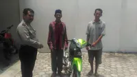 Pemuda bugil bawa kabur motor warga (Dian Kurniawan/Liputan6.com)