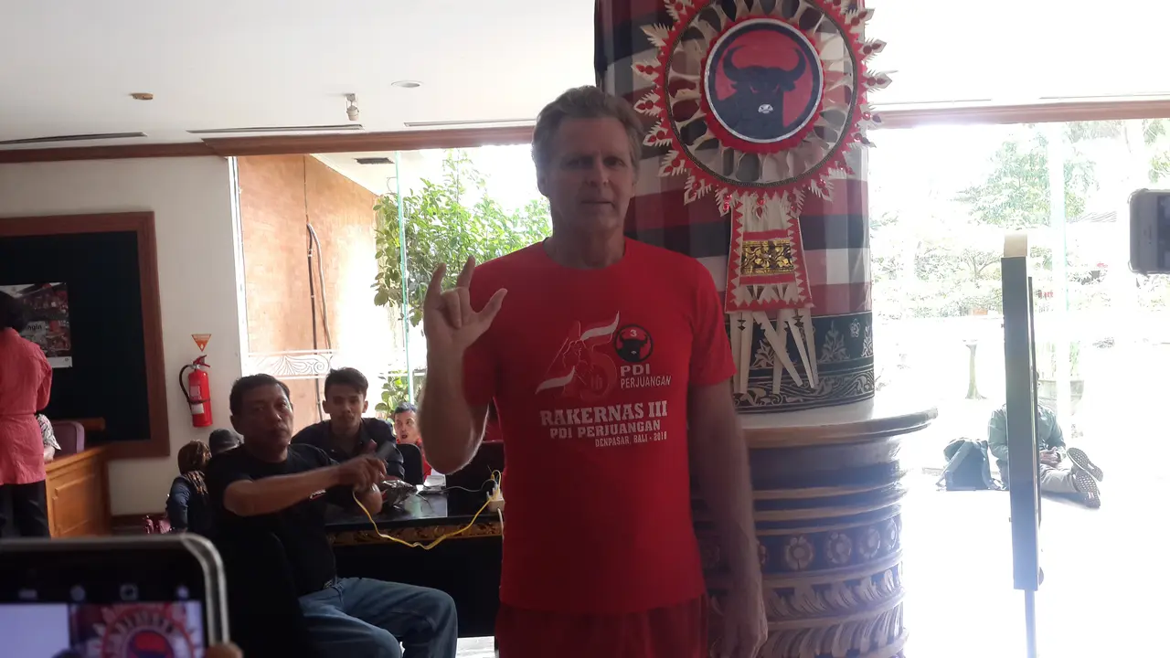 Michael Bennett (59) menjadi perhatian di venue Rakernas III PDIP