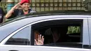 Bakal Calon Presiden, Ganjar Pranowo melambaikan tangan saat meninggalkan Istana Batu Tulis, Kota Bogor, Jawa Barat, Jumat (21/4/2023). (Liputan6.com/Helmi Fithriansyah)
