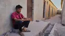 Pengoperasian kembali pabrik pun sangat tergantung pada ketersediaan pasokan bahan bakar gas baru. Tampak dalam foto, seorang pekerja migran duduk di tempat tinggal pekerja keramik yang sepi di Morbi, negara bagian Gujarat, India, Rabu 8 April 2026. (AP Photo/Ajit Solanki)