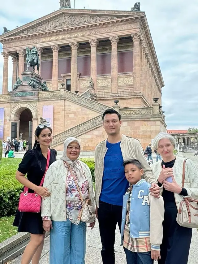 7 Potret Titi Kamal dan Keluarga Liburan di Berlin, Bertemu Mertua