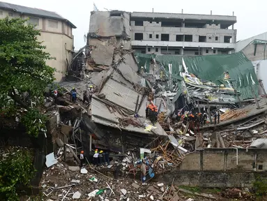 Kondisi bangunan yang roboh di Kolombo, Sri Lanka, Kamis (18/5). Sedikitnya 20 pekerja berhasil diselamatkan dari reruntuhan dan puluhan rekan mereka yang lain masih dalam tahap pencarian. (AFP/Ishara S. KODIKARA)