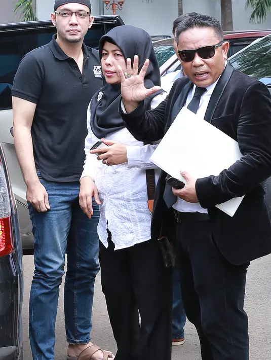 Ditemani oleh kuasa hukumnya, M. Ridwan, Sandy Tumiwa dibawa dari ruang tahanan Polda Metro menuju Kejati DKI Jakarta. Sebelum digiring ke Kejaksaan Tinggi DKI, Sandy menjalani pemeriksaan kesehatan terlebih dahulu. (Galih W. Satria/Bintang.com)