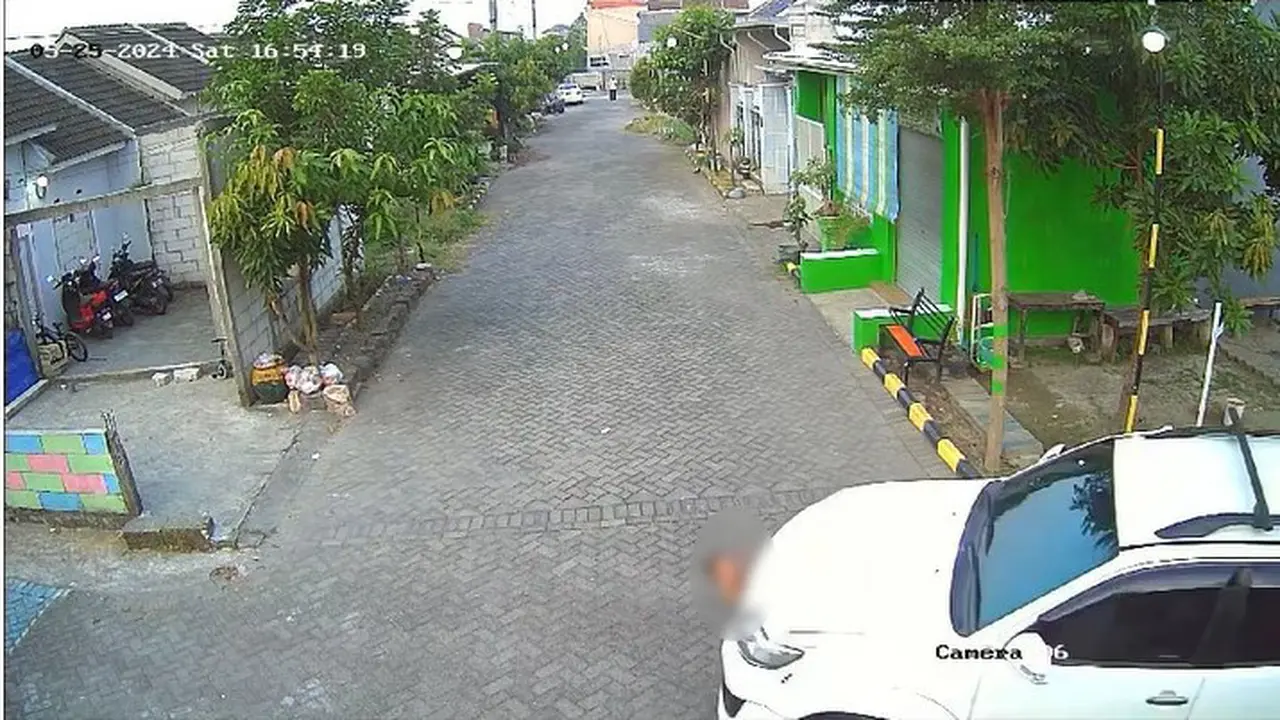 Detik-detik bocah 2 tahun terlindas Fortuner hingga tewas di Sidoarjo terekam CCTV warga. (Istimewa)