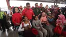 Sekjen DPP PDIP Hasto Kristiyanto menyapa pemudik saat melepas mudik gratis bareng PDIP di Stasiun Pasar Senen, Jakarta, Selasa (12/6). Mudik garatis ini dengan tujuan Stasiun Surabaya, Malang, Yogyakarta, dan Semarang. (Liputan6.com/Angga Yuniar)