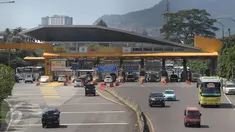 Sejumlah kendaraan memasuki area gerbang Tol Cileunyi, Jawa Barat, Sabtu (2/7). Banyaknya kendaraan yang memilih Tol Cipali sebagai jalur utama, membuat kondisi Tol Cileunyi sepi dari pemudik. (Liputan6.com/Immanuel Antonius)