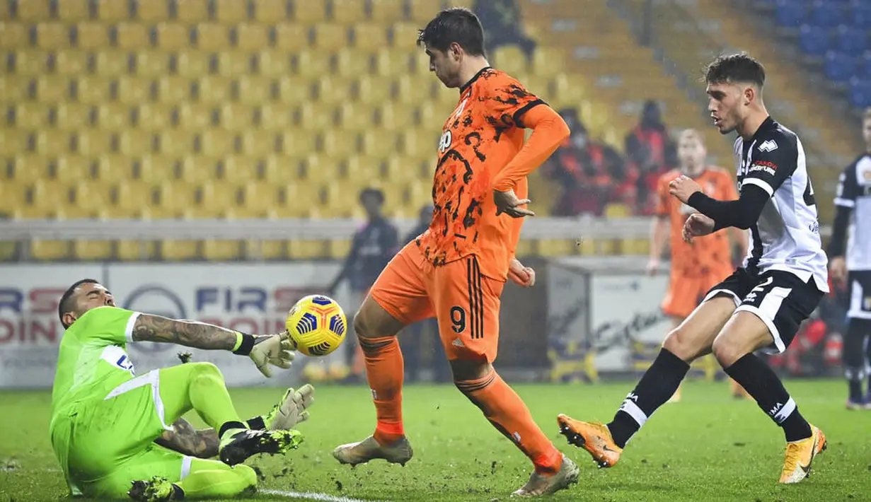 Striker Juventus, Alvaro Morata, berusaha melewati kiper Parma, Luigi Sepe, pada laga Liga Italia di Stadion Ennio Tardini, Minggu (20/12/2020). Juventus menang dengan skor 4-0. (Massimo Paolone/LaPresse via AP)