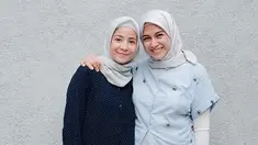 Natasha Rizky menikah tahun 2013, sementara Nina Zatulini menikah tahun 2016. Pernah bersinar di usia remaja, dua bintang muda ini memilih menepi dari dunia hiburan demi mengurus keluarga dan buah hati. Kompak seperti saudara bahkan tak sedikit yang menyebut keduanya bak kakak adik, diketahui Natasha Rizky dan Nina Zatulini rupanya pernah hamil bersamaan. (Liputan6.com/IG/@natsharizky_fc)