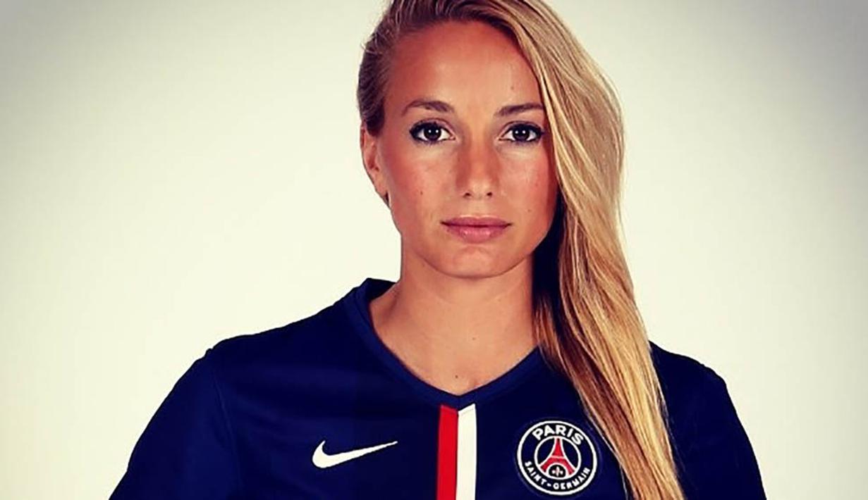 Kosse juga sempat bermain untuk PSG, klub tempat Ibrahimovic. Meskipun tidak sehebat Ibra yang menorehkan 112 gol dari 106 penampilan , namun Kosse juga memiliki catatan baik  yaitu 39 gol dari 59 penampilan bersama PSG. (Bola.com/Instagram/asslani9)