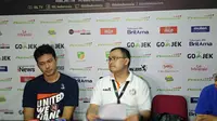 Johanis Winar, kanan, optimistis Pelita Jaya bisa bangkit pada gim kedua. (Bola.com/Budi Prasetyo Harsono)